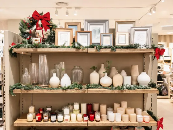 Retail merchandising gift display